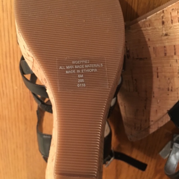 Guess - Picture 3 of 4